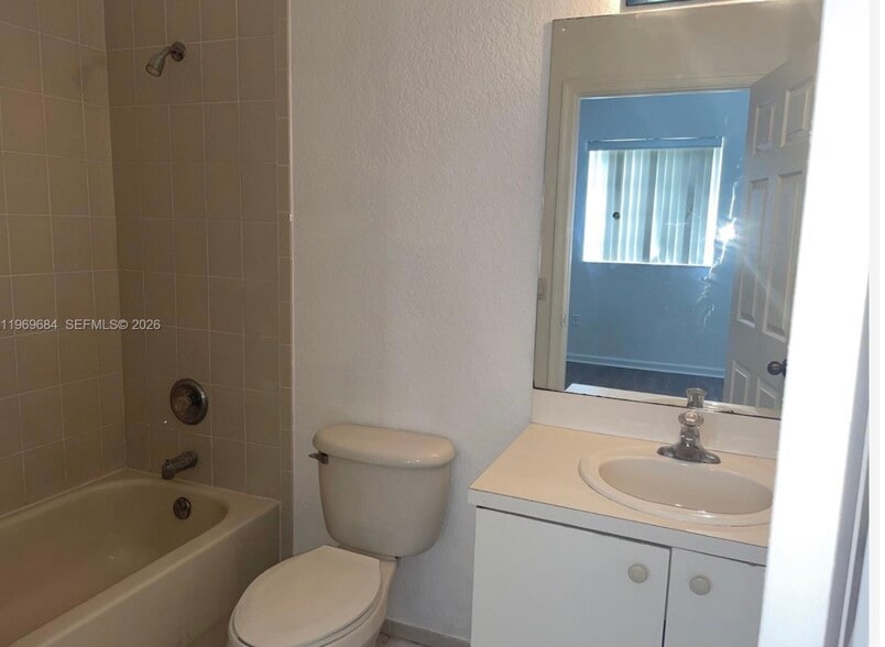 Building Photo - 8835 S Isles Cir