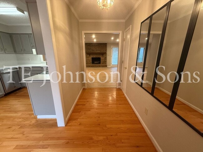 Building Photo - Charming 3 Bedroom Home Near Country Club ...