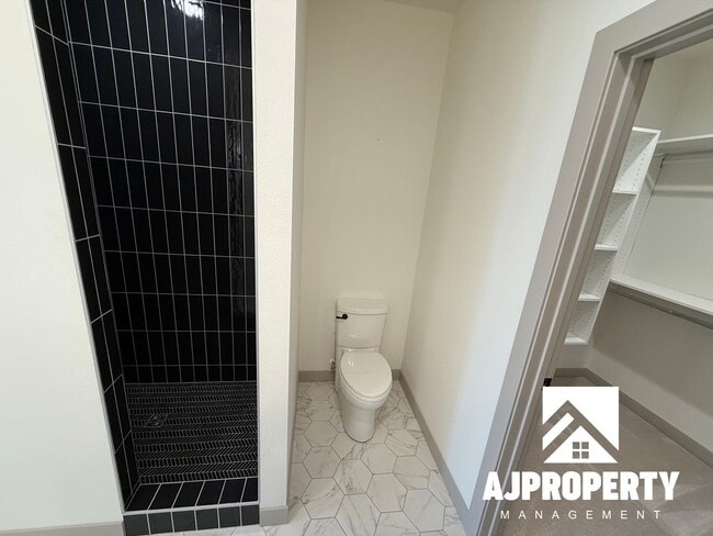 Building Photo - 8609 W Shoreline Pl