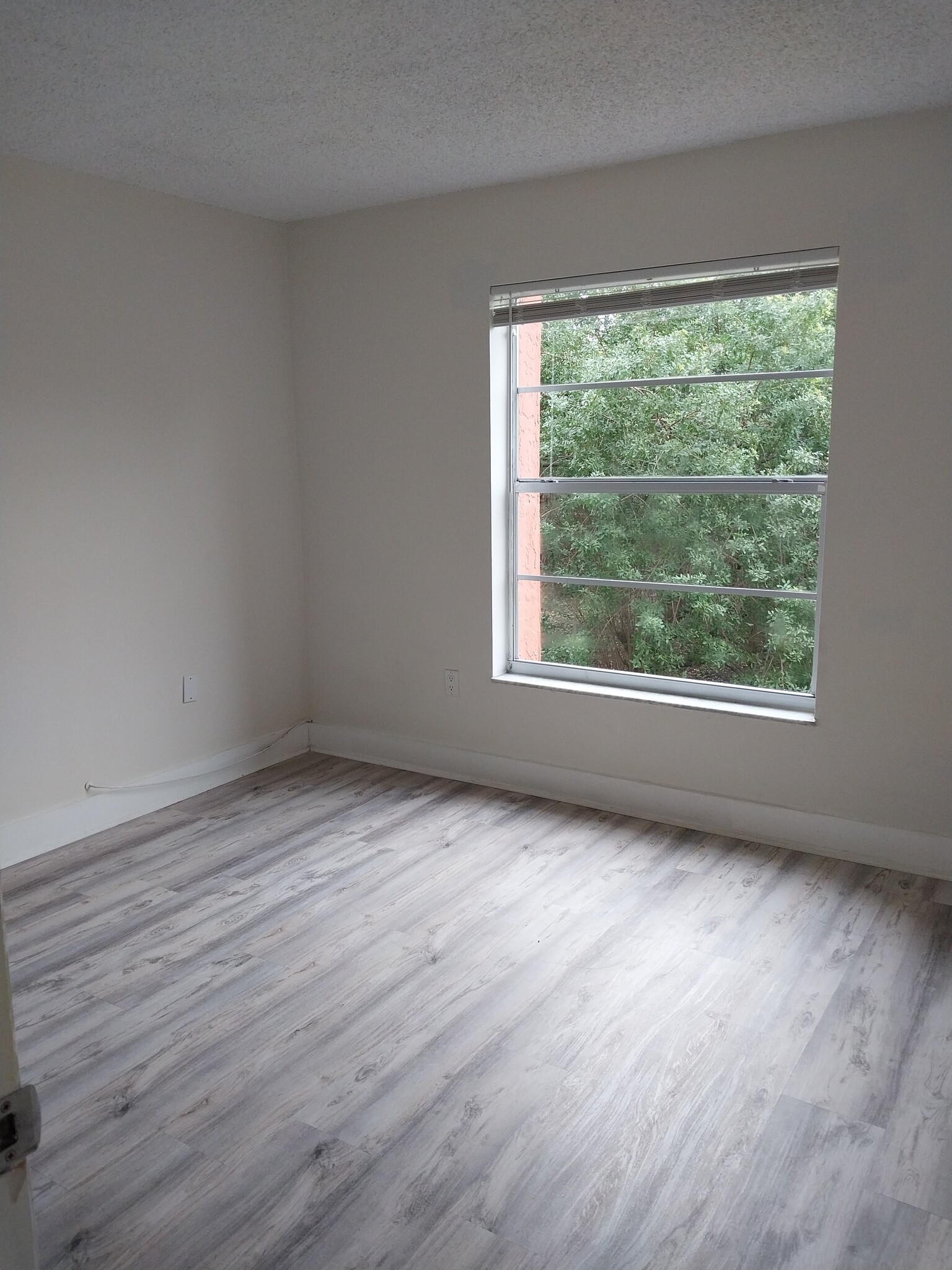 Guest bedroom - 9405 W Flagler St