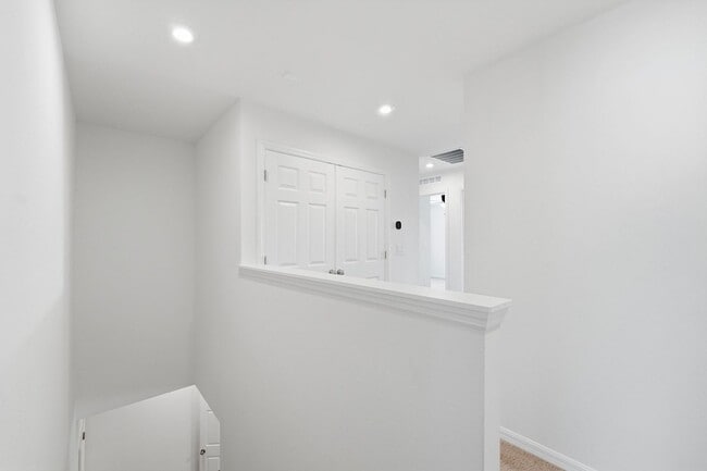 Building Photo - 3 Bedroom Resort Style Living in Gated Community