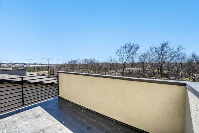 Building Photo - 5002 Pecan Springs Rd