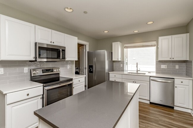 Building Photo - 3 bedroom, 2.5 bath DuPont home featuring AC!