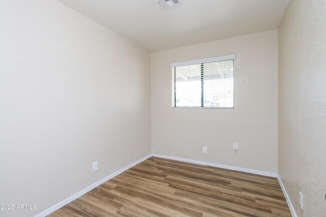 Building Photo - 1629 E Violet Dr