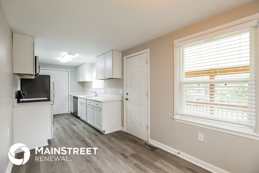 Building Photo - 3101 NE 56th St