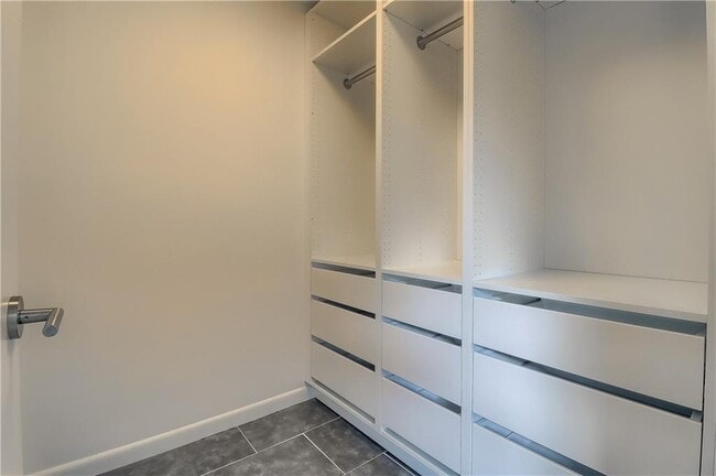 Building Photo - 9400 Shady Oaks Dr