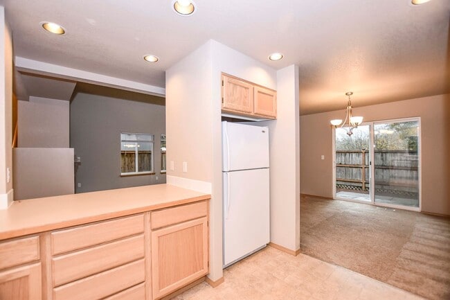 Building Photo - 2-story home on private cul-de-sac!