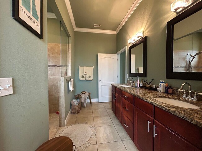 Building Photo - Elegant 3/2 in Oakmont