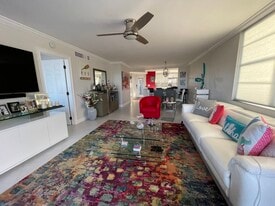 Building Photo - 901 Gardenia Dr