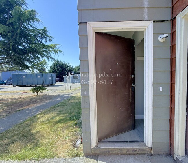 Building Photo - Bright East Portland 3 Bed Apartment Home with Two-Level Layout and Assigned Parking