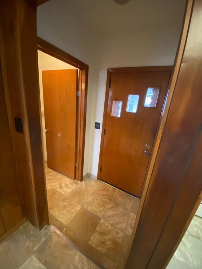 Building Photo - Cozy Home with Double Stall Garage