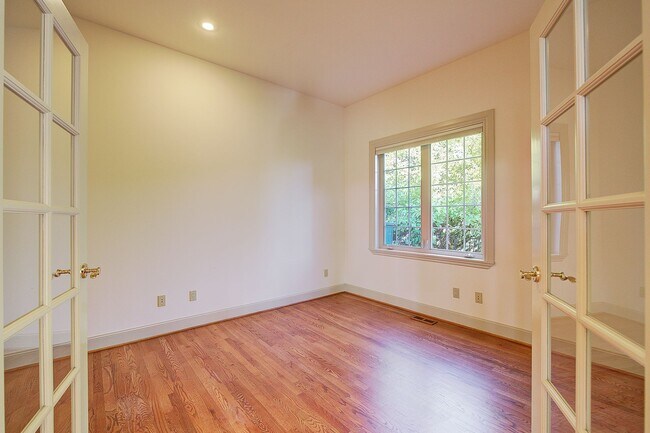 Building Photo - 4bd/4ba Kirkland House