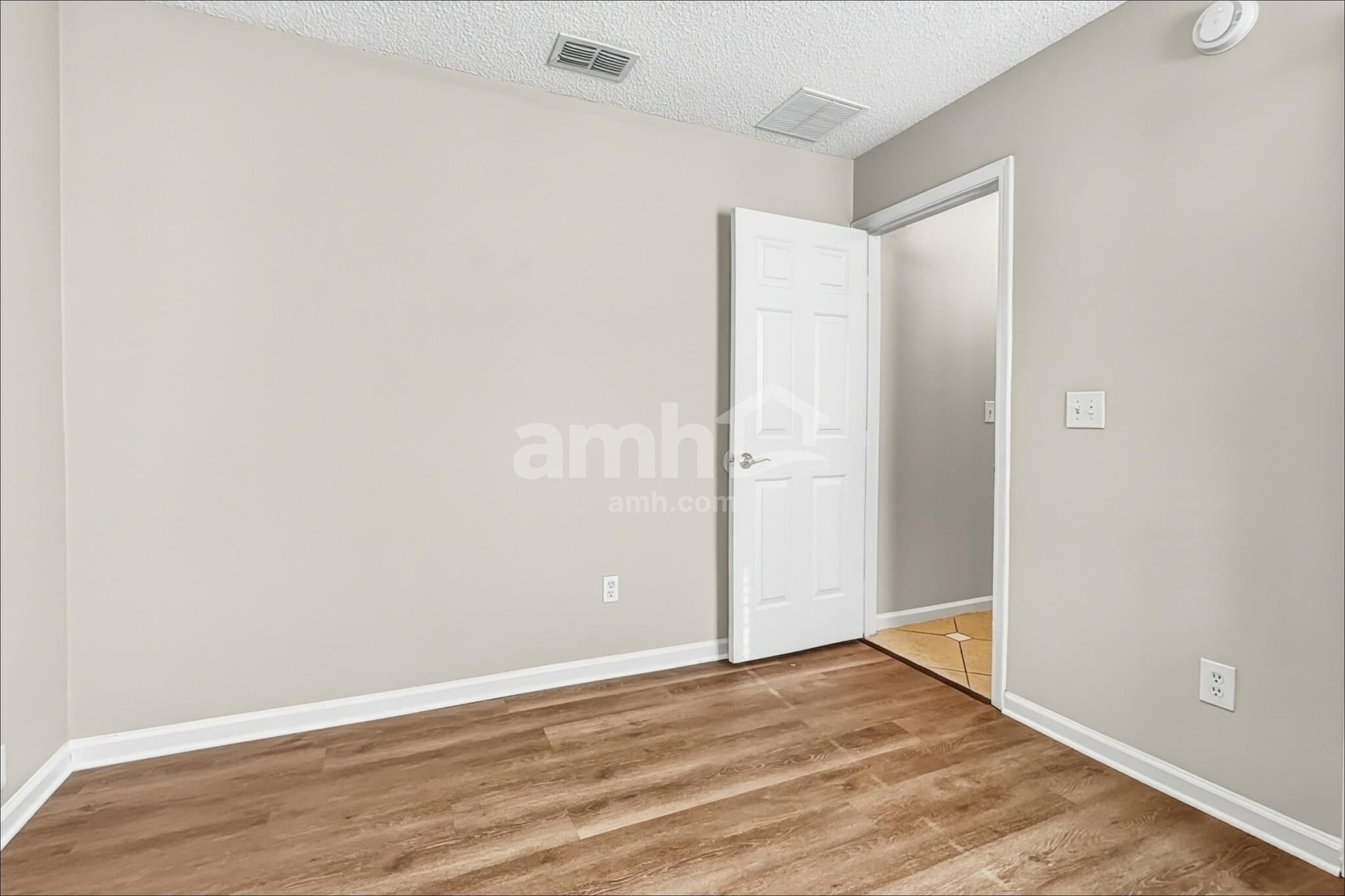 Building Photo - 9261 Redtail Dr