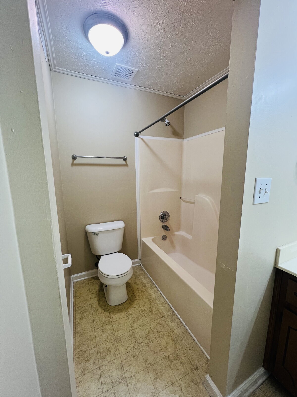 Building Photo - "Charming 2-Bedroom Gem in Clarksville – Cozy 965 Sq Ft Retreat!" 3854D Northeast Dr. Clarksville...