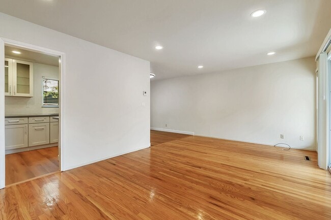 Building Photo - Great Updated Sunnyvale Home Near Tech Com...