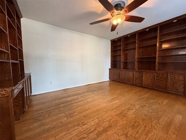 Building Photo - 4330 Meadow Springs Dr