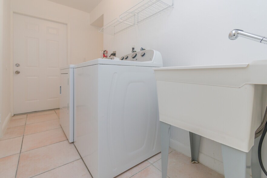 Washer / Dryer & Laundry Sink - 3912 Ponce de Leon Blvd