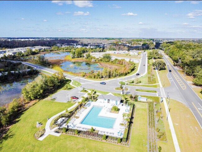 Building Photo - "Charming Gated community 3-Bed Retreat with Lake View & Granite Touches in Lutz!"