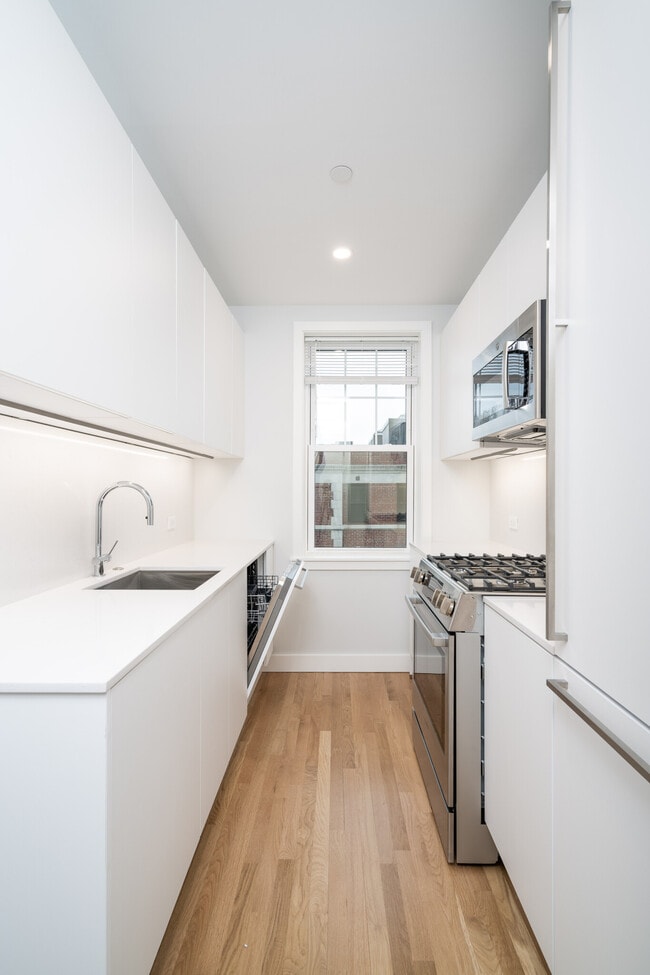 Building Photo - 17 Forest St