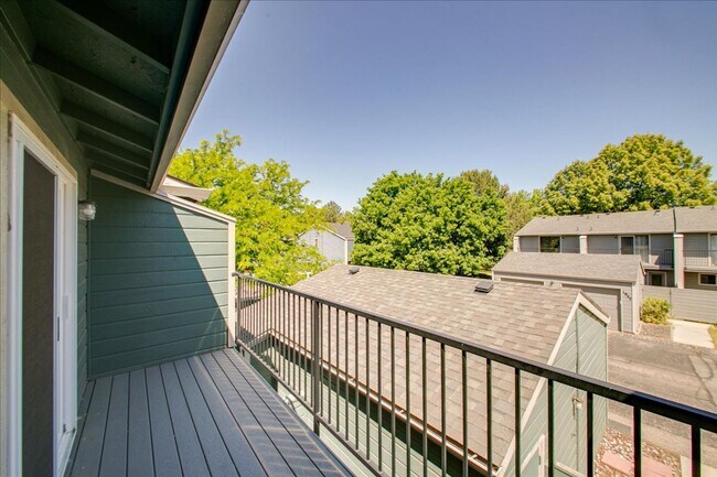 Building Photo - Bright & Stylish Townhome in the Heart of ...