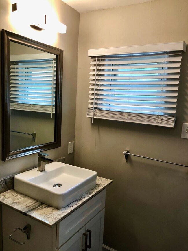 Building Photo - *** Swissvale * Beautiful & Spacious 4 Bedroom / 2 Bath House * Large Fenced in Backyard * Pet Fr...