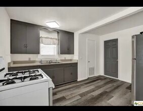 Building Photo - 214 S Saunders St