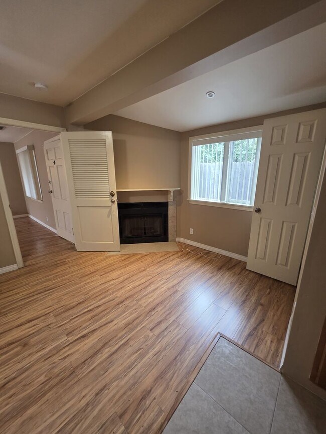 Building Photo - 2072