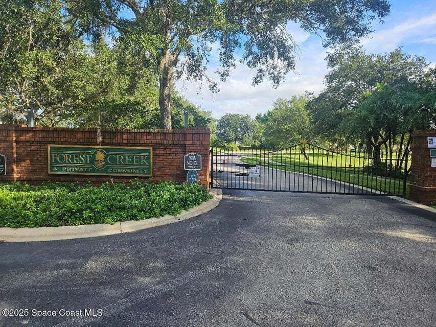 Community Entrance - 911 Wood Creek Dr