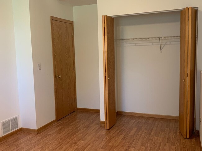 Building Photo - 3 Bedroom Twinhome