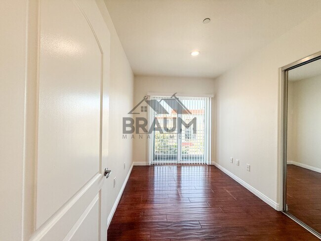 Building Photo - 332 S Virgil Ave