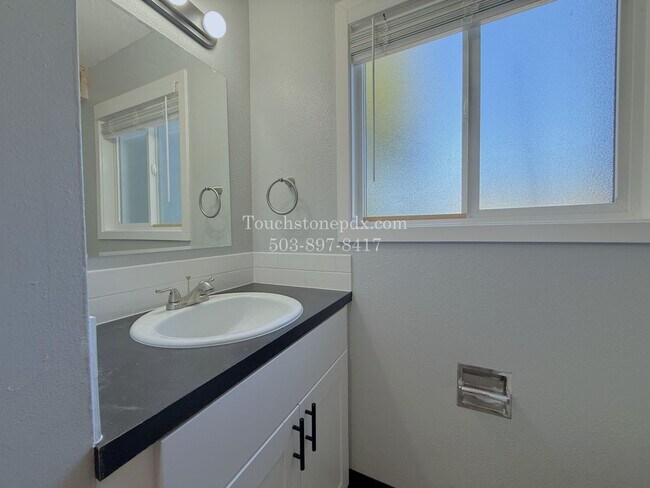 Building Photo - Bright East Portland 3 Bed Apartment Home with Two-Level Layout and Assigned Parking