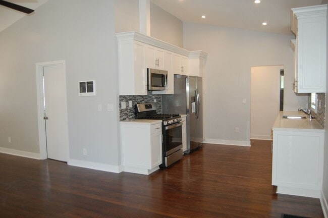 Building Photo - Newly Remodeled 2BR/2BA House in Hillcrest...