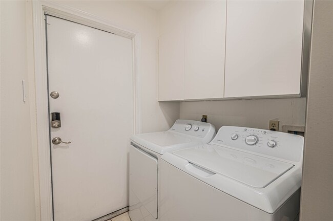 Building Photo - 1702 Good Day Dr