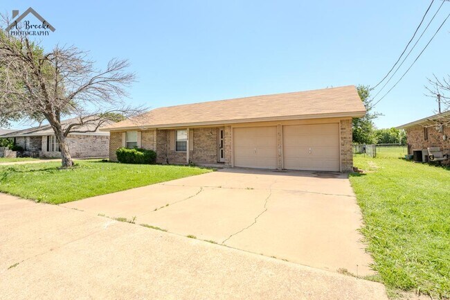 Building Photo - 1118 Crescent Ln