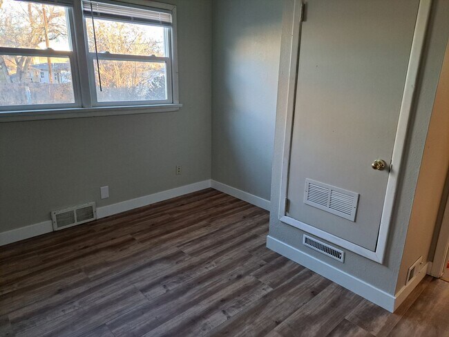 Building Photo - r815 Ave C