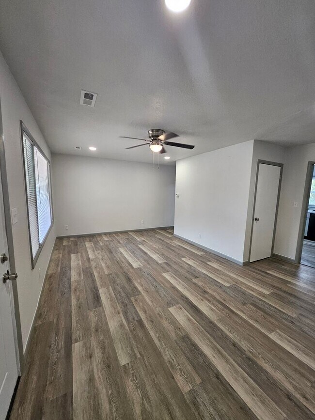 Building Photo - Great area and close to Rangeline!