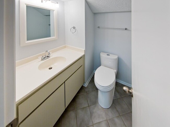 Building Photo - 6534 E Hill Dr