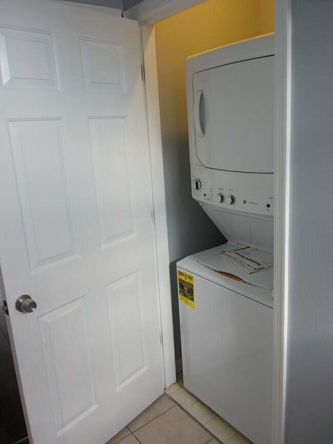 Building Photo - MOVE IN SPECIAL - Great Location near KU and Westport! Adorable CONDO for RENT NOW!