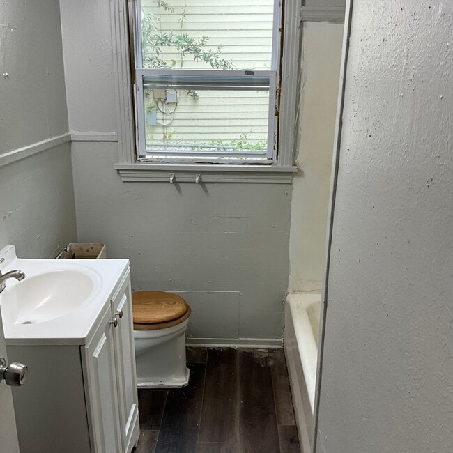 Building Photo - 525 W 77th St