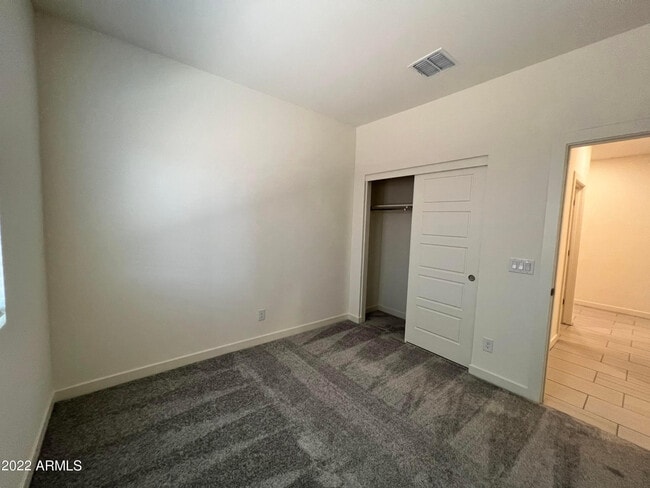 Building Photo - 729 E Diamond Dr