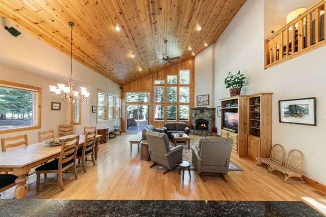 Building Photo - 11400 Thelin Dr