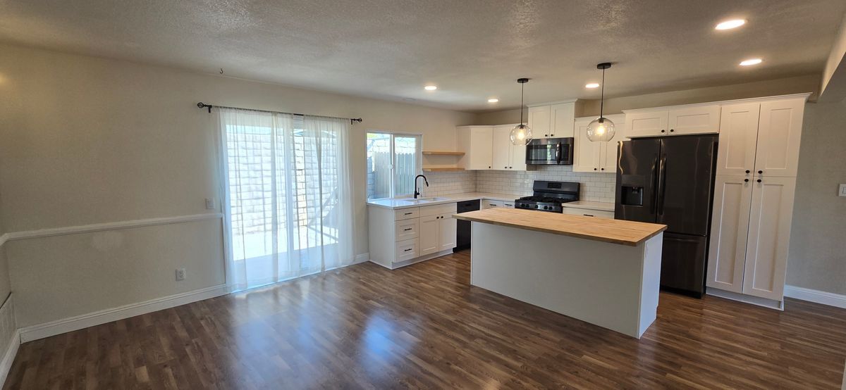 Building Photo - 751 Vía Los Santos