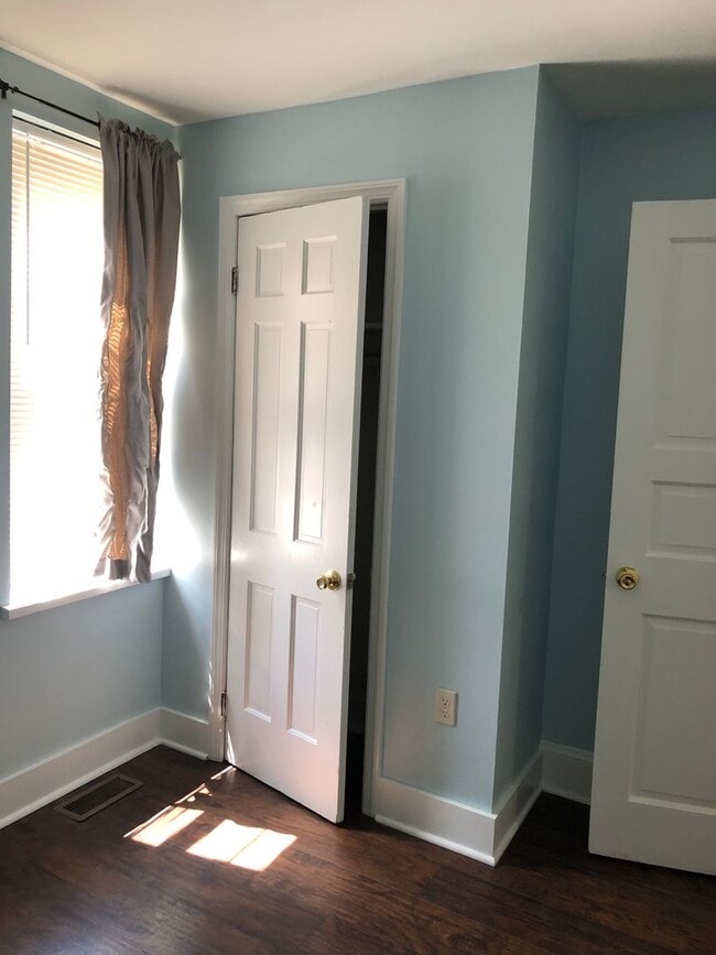 Building Photo - Fantastic 4 Bedroom/ 1 Bath Renovated Home...