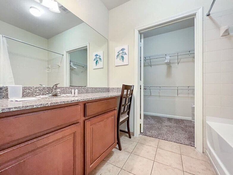 Building Photo - 2021 N Lemans Blvd