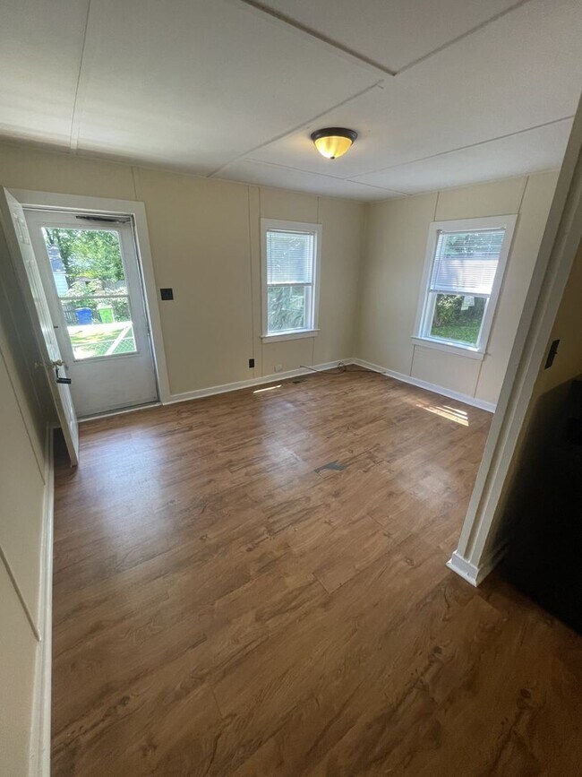 Building Photo - 1 Bedroom 1 Bathroom