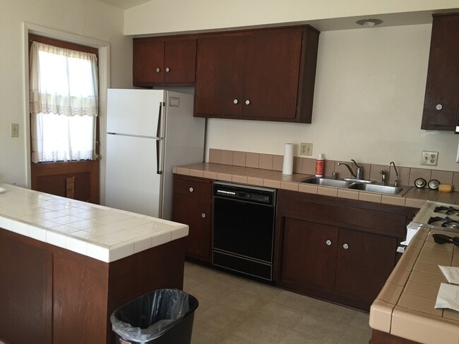 Building Photo - 925 Camino Lindo