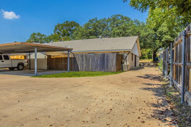 Building Photo - 6824 Edmond Ave