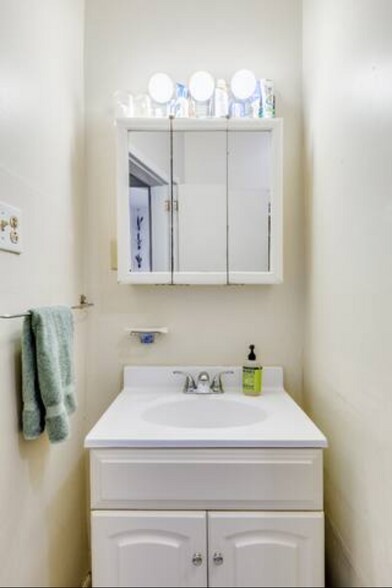 Bathroom - 170 Mansfield St