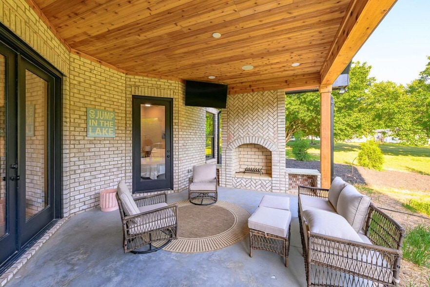 Building Photo - 336 Bridgewater Ln