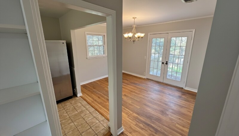 Building Photo - 1121 E Magnolia Ave